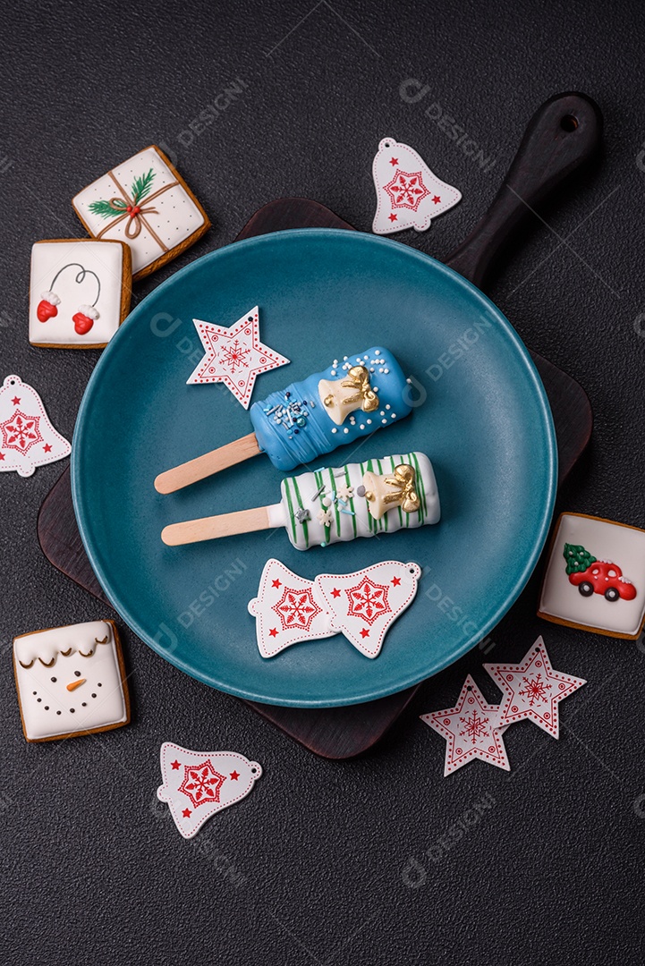 A imagem mostra picolés e biscoitos decorados, que são tipos de doces ou sobremesas