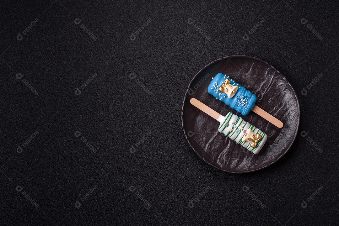 A imagem mostra picolés de bolo decorados, que são bolos em forma de picolé