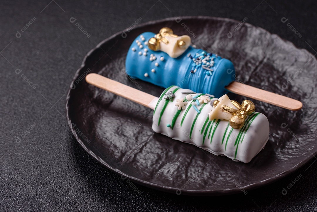 A imagem mostra picolés e biscoitos decorados, que são tipos de doces ou sobremesas