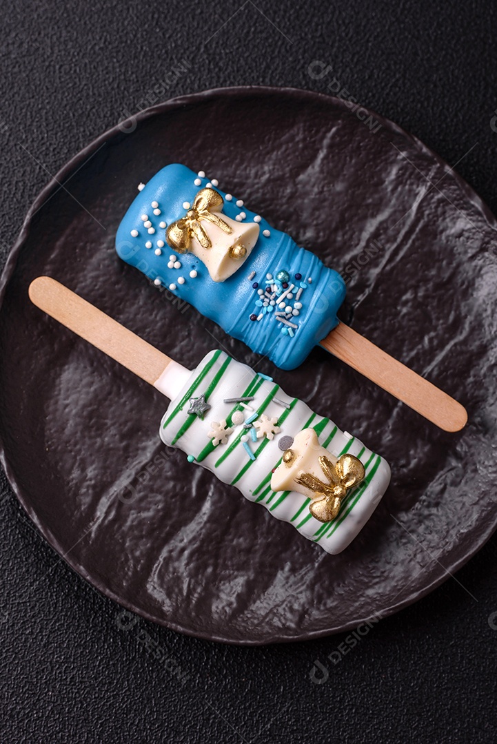 A imagem mostra picolés e biscoitos decorados, que são tipos de doces ou sobremesas