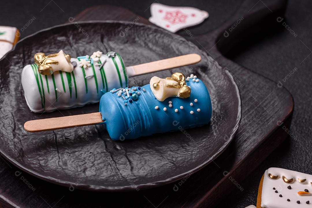 A imagem mostra picolés e biscoitos decorados, que são tipos de doces ou sobremesas