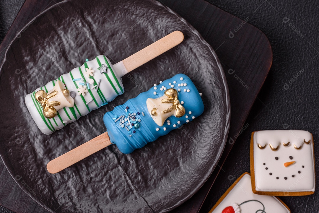 A imagem mostra picolés e biscoitos decorados, que são tipos de doces ou sobremesas