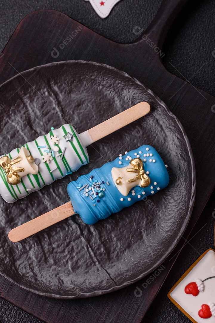 A imagem mostra picolés e biscoitos decorados, que são tipos de doces ou sobremesas