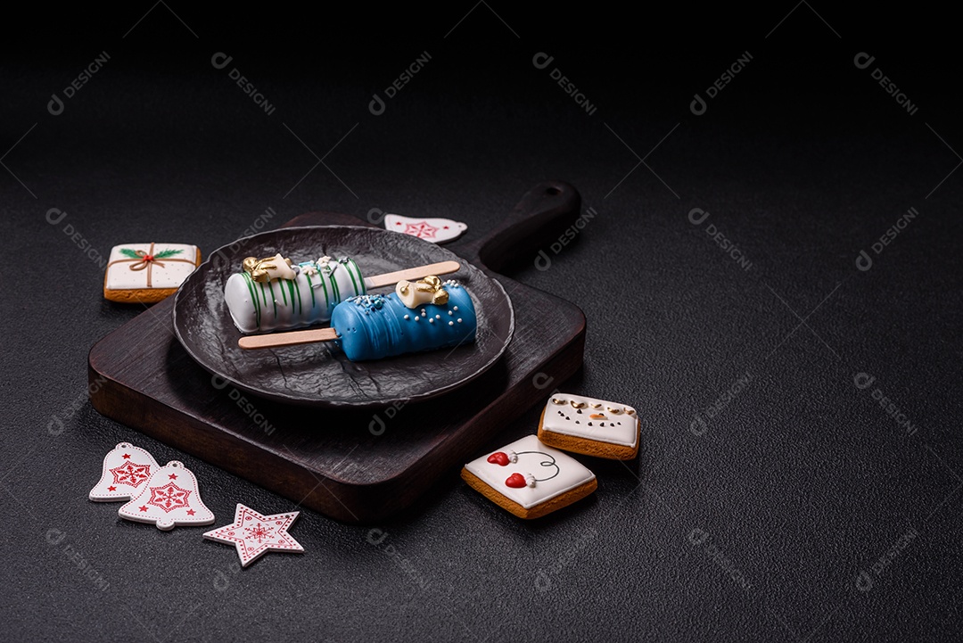 A imagem mostra picolés e biscoitos decorados, que são tipos de doces ou sobremesas