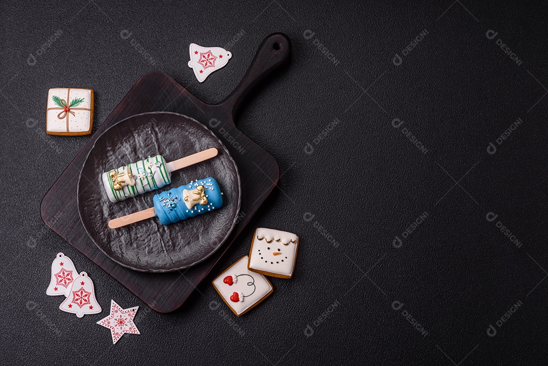 A imagem mostra picolés e biscoitos decorados, que são tipos de doces ou sobremesas