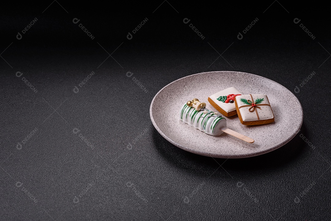 A imagem mostra picolés e biscoitos decorados, que são tipos de doces ou sobremesas