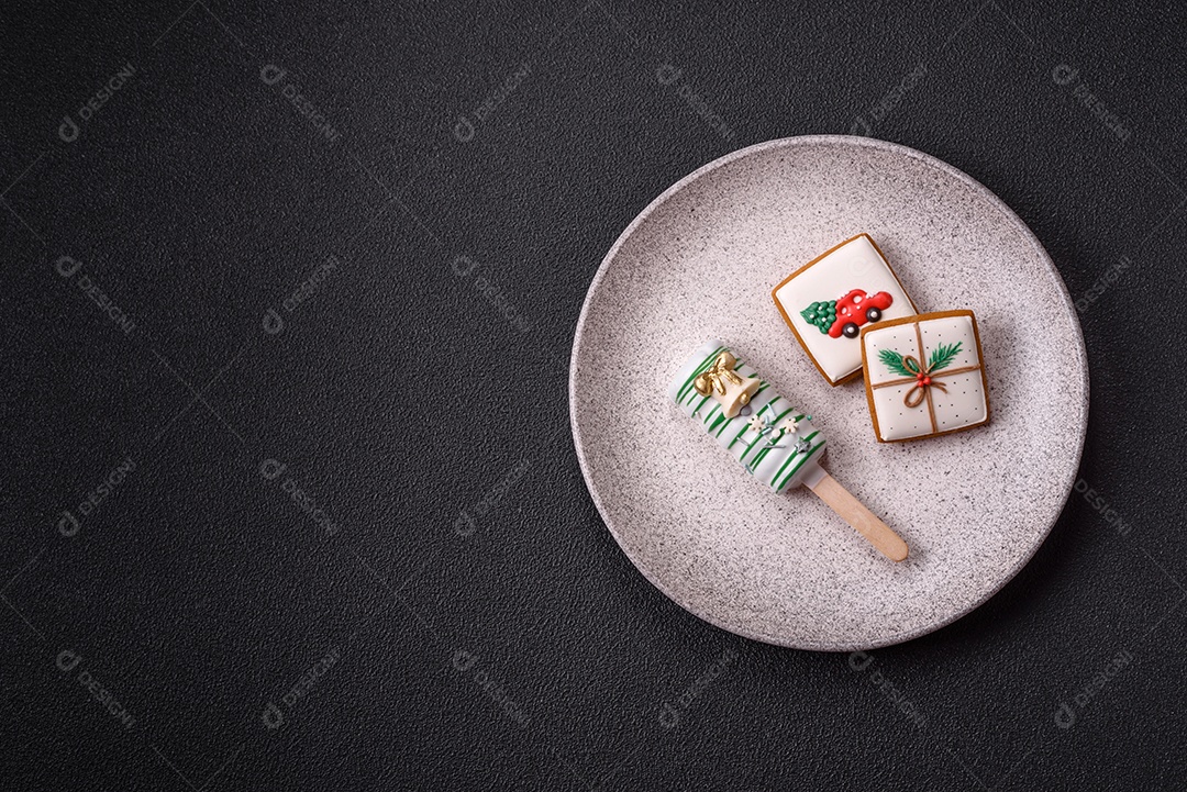 A imagem mostra picolés e biscoitos decorados, que são tipos de doces ou sobremesas