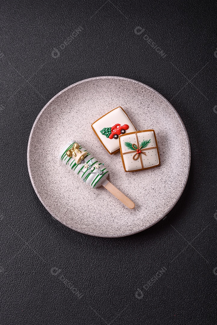 A imagem mostra picolés e biscoitos decorados, que são tipos de doces ou sobremesas