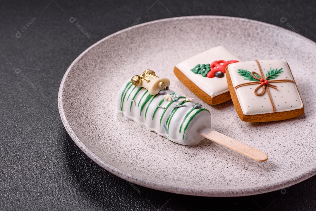 A imagem mostra picolés e biscoitos decorados, que são tipos de doces ou sobremesas