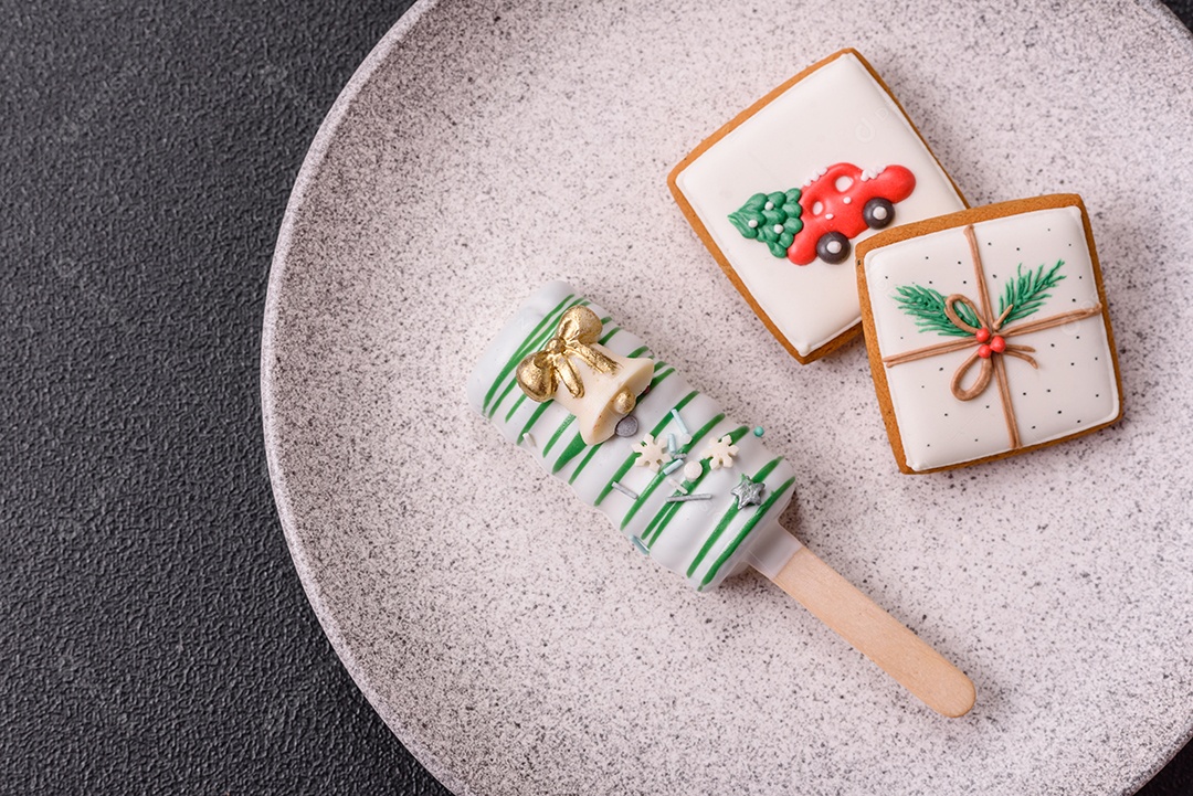 A imagem mostra picolés e biscoitos decorados, que são tipos de doces ou sobremesas