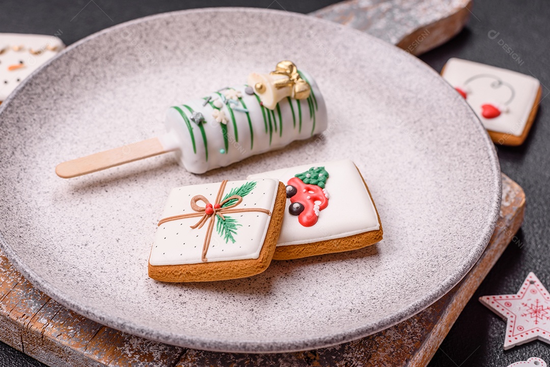 A imagem mostra picolés e biscoitos decorados, que são tipos de doces ou sobremesas