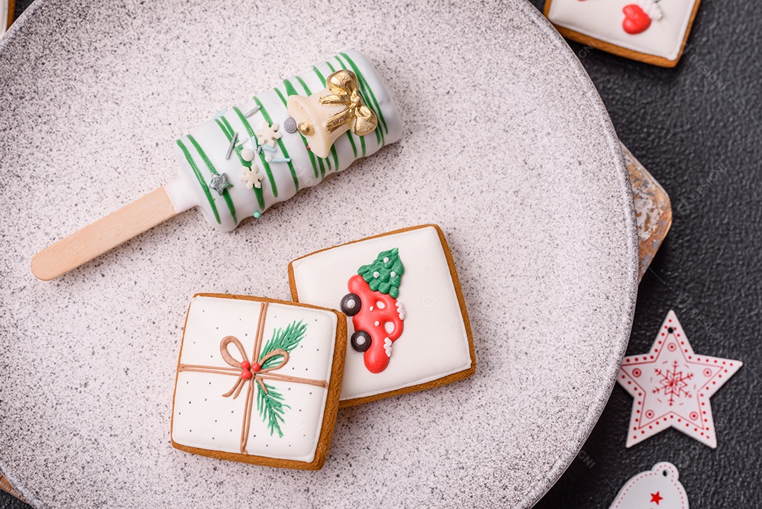 A imagem mostra picolés e biscoitos decorados, que são tipos de doces ou sobremesas