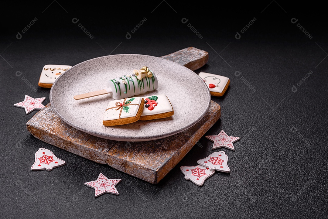 A imagem mostra picolés de bolo decorados, que são bolos em forma de picolé