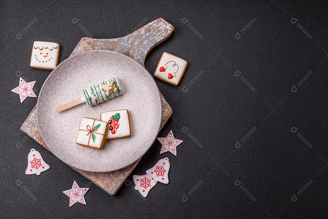 A imagem mostra picolés e biscoitos decorados, que são tipos de doces ou sobremesas