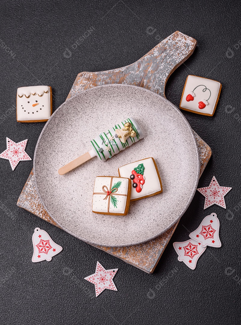 A imagem mostra picolés e biscoitos decorados, que são tipos de doces ou sobremesas