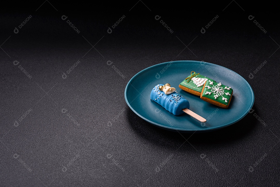 A imagem mostra picolés e biscoitos decorados, que são tipos de doces ou sobremesas