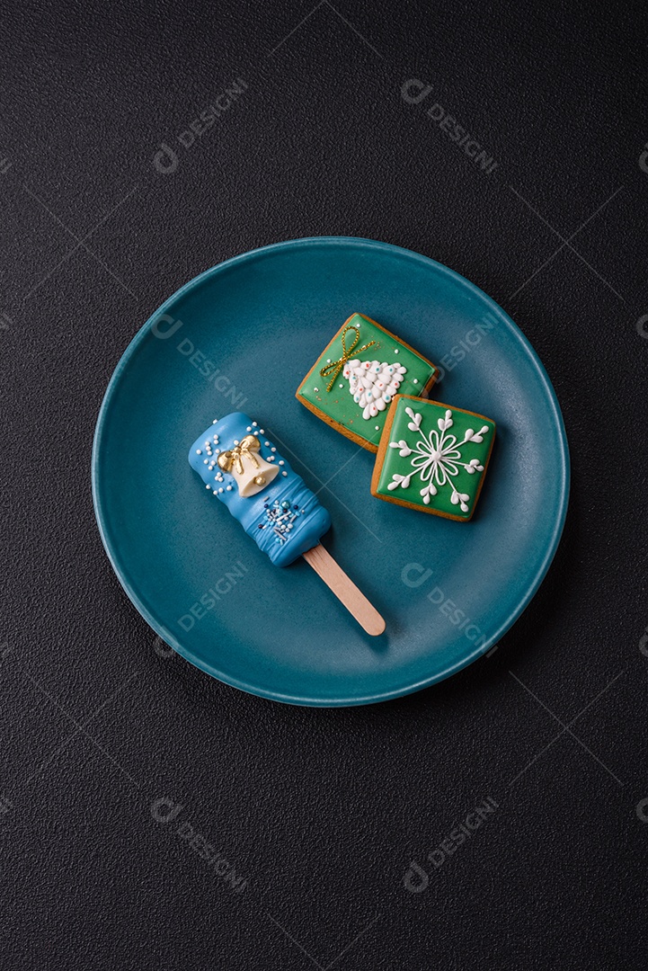 A imagem mostra picolés e biscoitos decorados, que são tipos de doces ou sobremesas