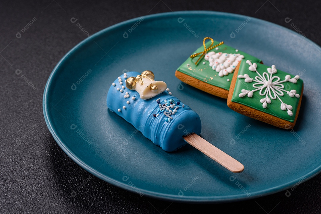 A imagem mostra picolés e biscoitos decorados, que são tipos de doces ou sobremesas