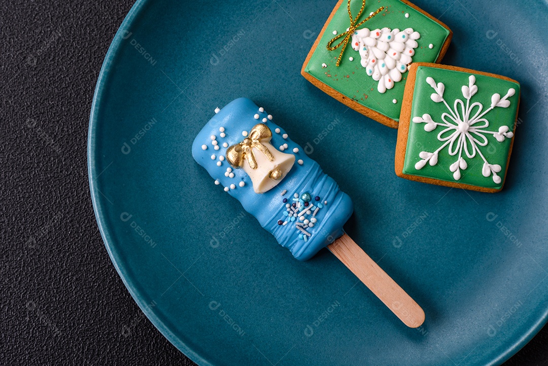 A imagem mostra picolés e biscoitos decorados, que são tipos de doces ou sobremesas