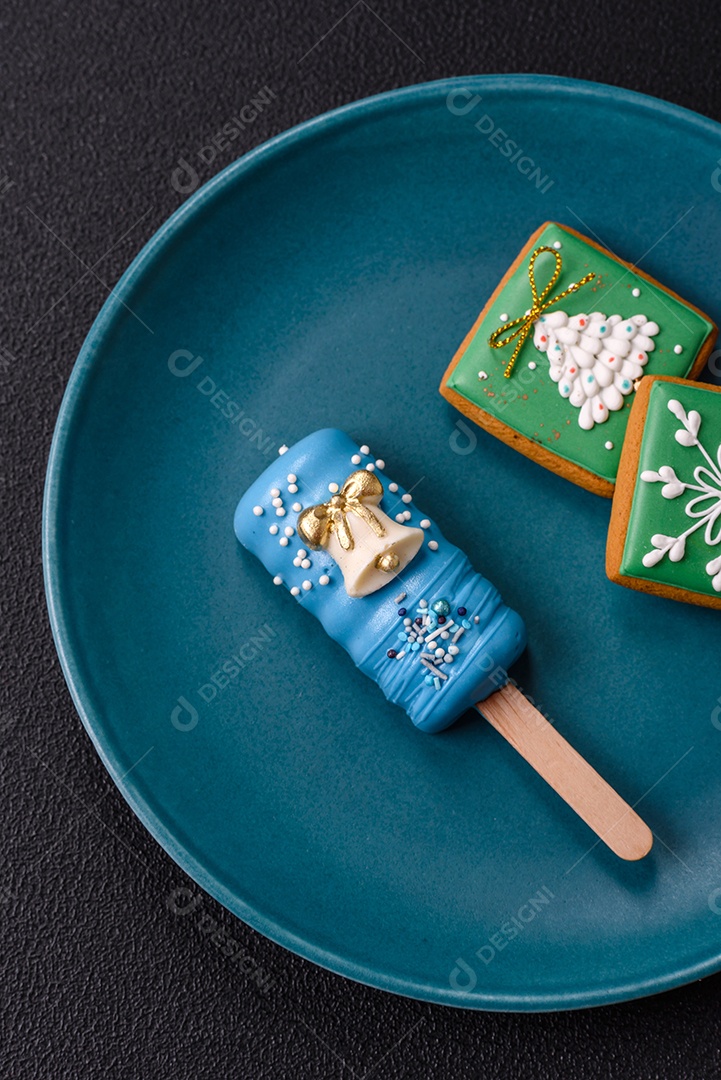 A imagem mostra picolés de bolo decorados, que são bolos em forma de picolé