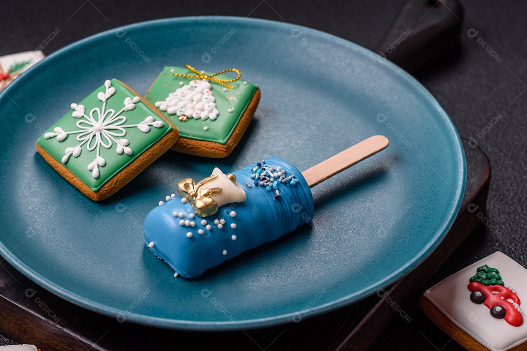 A imagem mostra picolés e biscoitos decorados, que são tipos de doces ou sobremesas