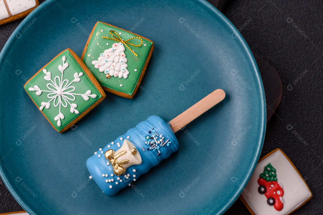 A imagem mostra picolés e biscoitos decorados, que são tipos de doces ou sobremesas