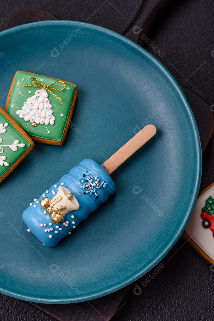 A imagem mostra picolés e biscoitos decorados, que são tipos de doces ou sobremesas