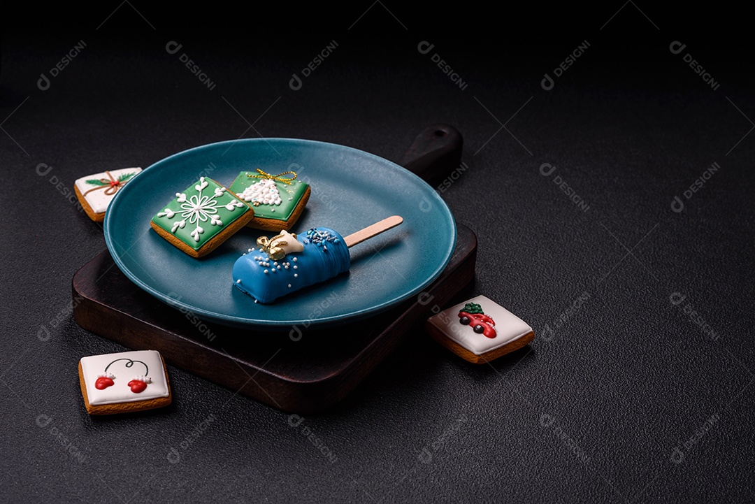 A imagem mostra picolés e biscoitos decorados, que são tipos de doces ou sobremesas