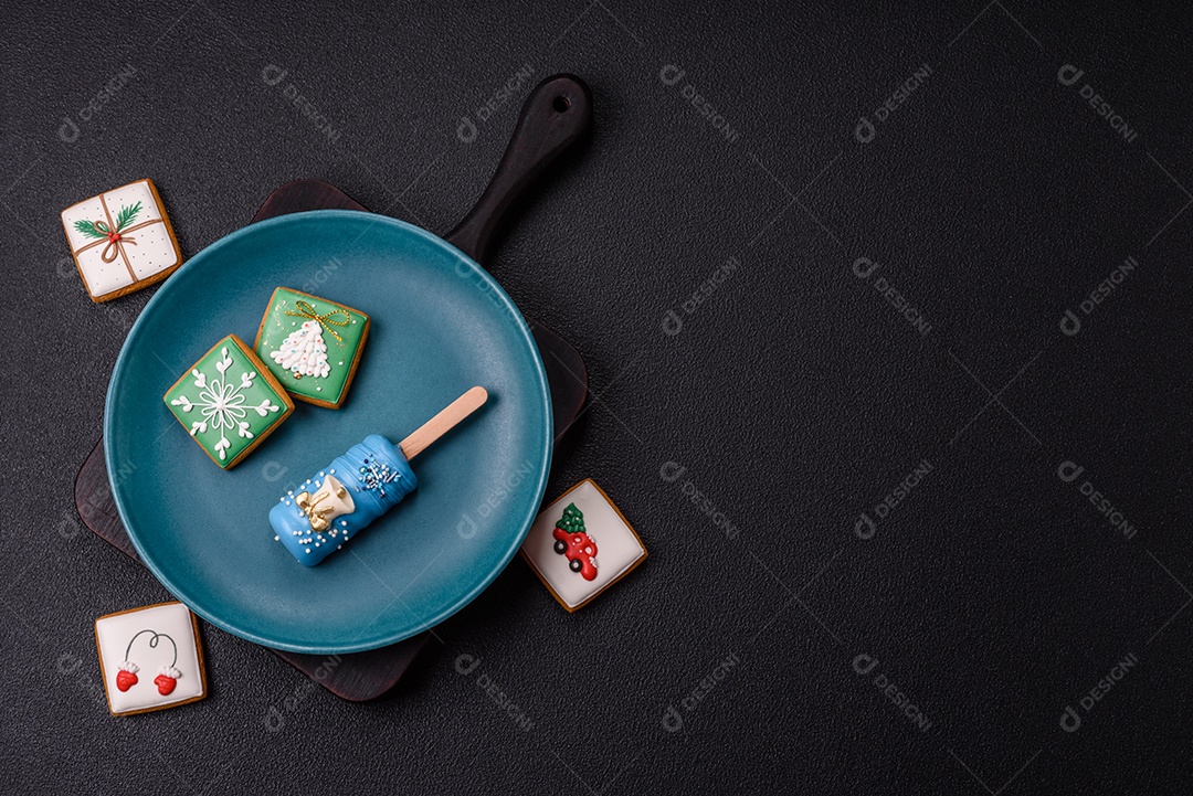 A imagem mostra picolés e biscoitos decorados, que são tipos de doces ou sobremesas