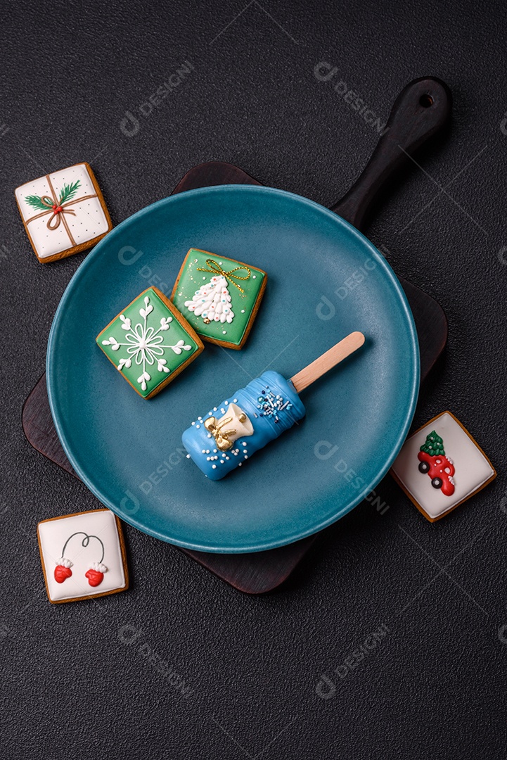 A imagem mostra picolés e biscoitos decorados, que são tipos de doces ou sobremesas