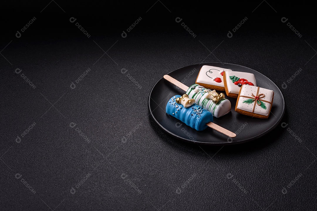 A imagem mostra picolés e biscoitos decorados, que são tipos de doces ou sobremesas