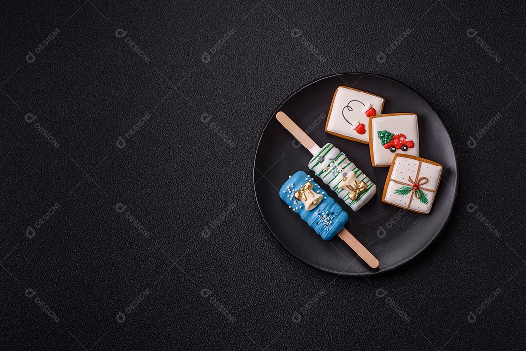 A imagem mostra picolés e biscoitos decorados, que são tipos de doces ou sobremesas