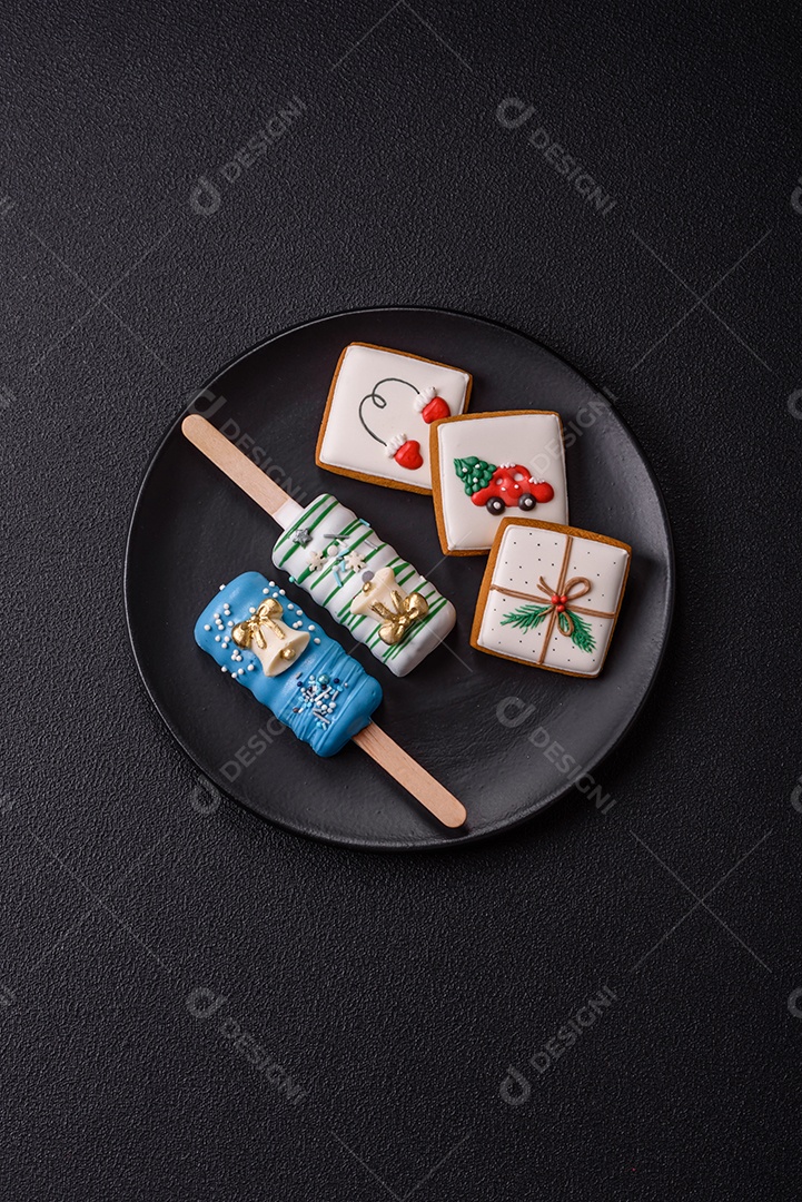 A imagem mostra picolés e biscoitos decorados, que são tipos de doces ou sobremesas