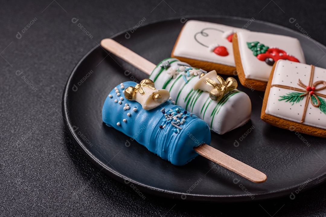 A imagem mostra picolés e biscoitos decorados, que são tipos de doces ou sobremesas