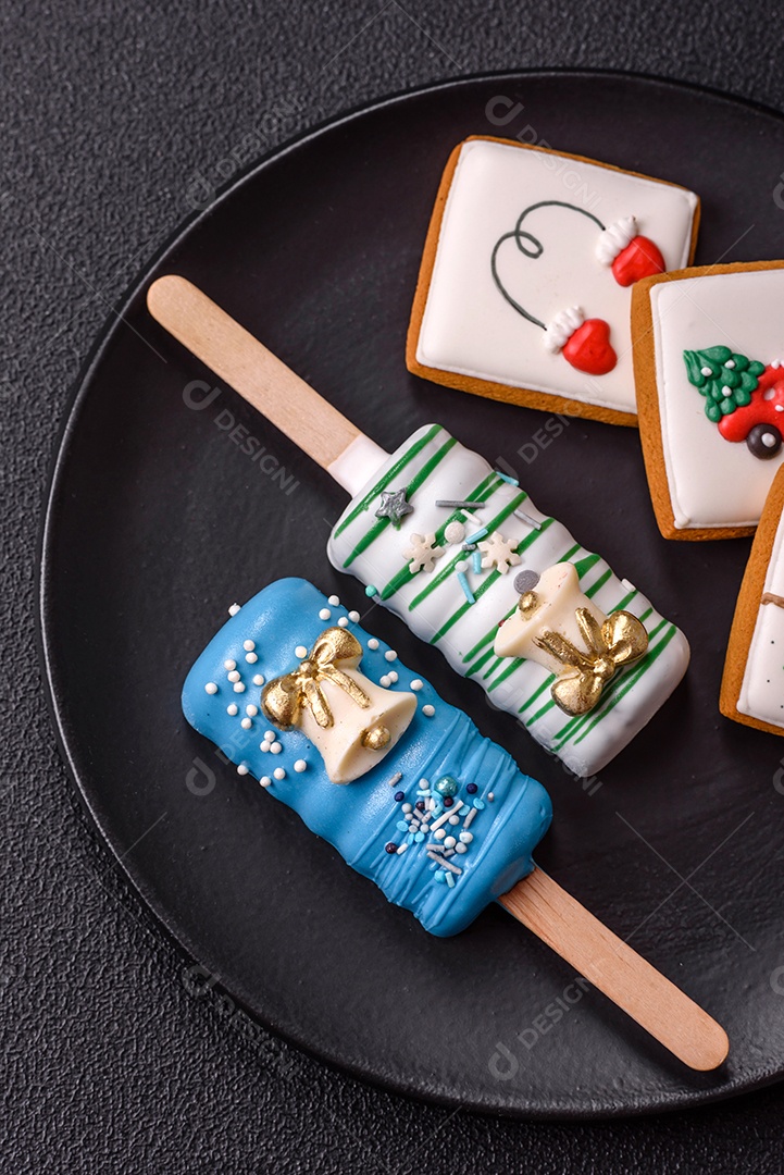 A imagem mostra picolés de bolo decorados, que são bolos em forma de picolé