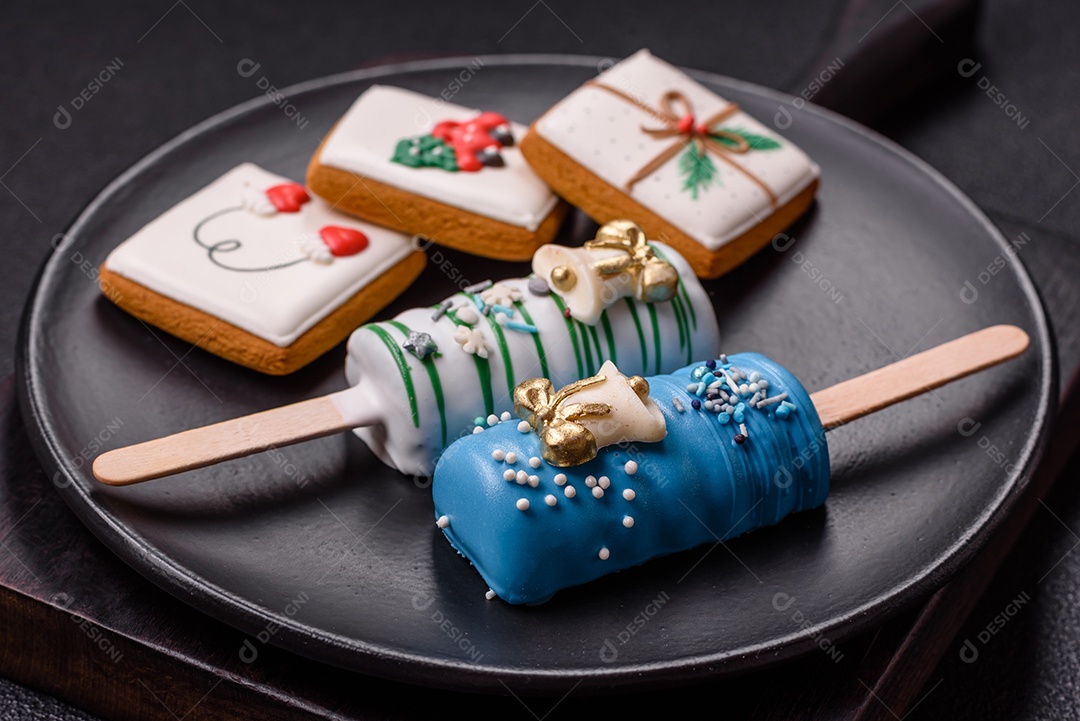 A imagem mostra picolés e biscoitos decorados, que são tipos de doces ou sobremesas