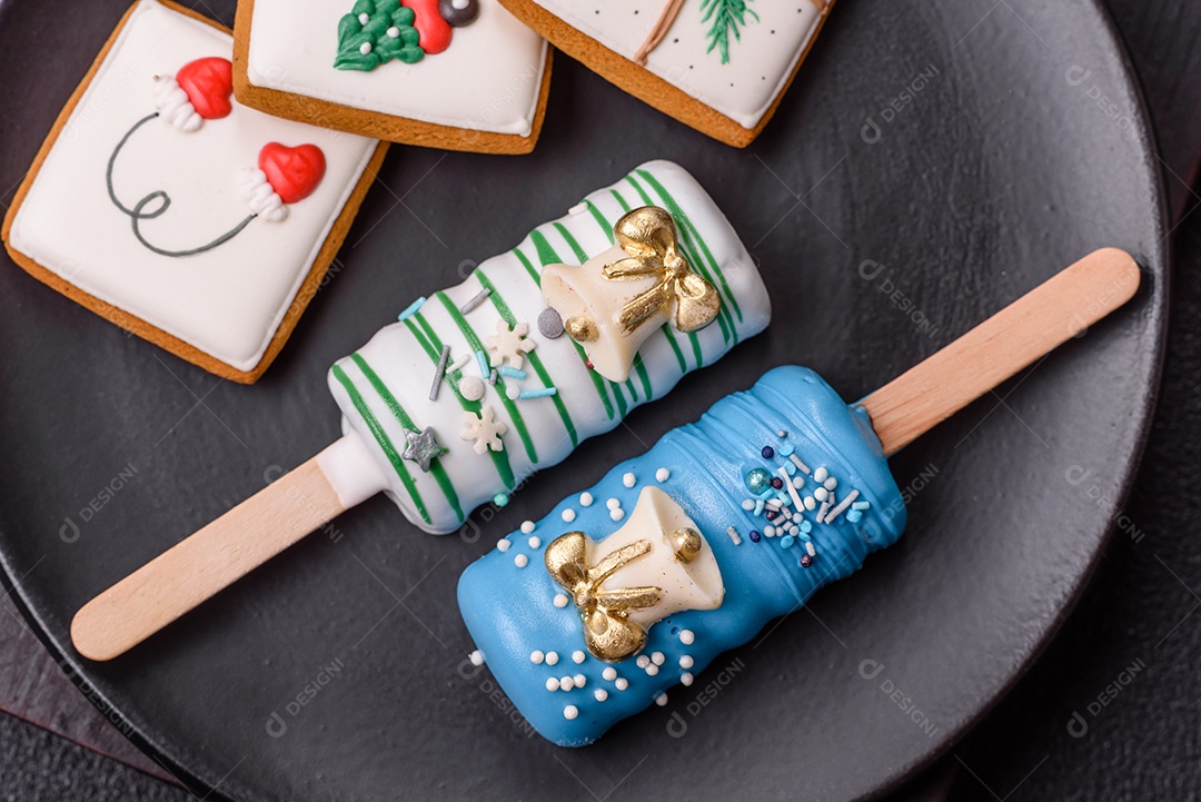 A imagem mostra picolés e biscoitos decorados, que são tipos de doces ou sobremesas