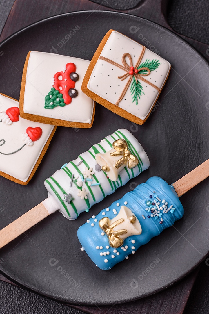 A imagem mostra picolés e biscoitos decorados, que são tipos de doces ou sobremesas