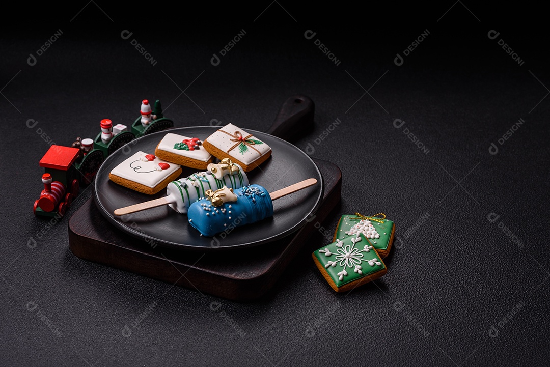 A imagem mostra picolés e biscoitos decorados, que são tipos de doces ou sobremesas