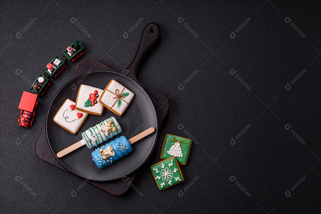 A imagem mostra picolés e biscoitos decorados, que são tipos de doces ou sobremesas