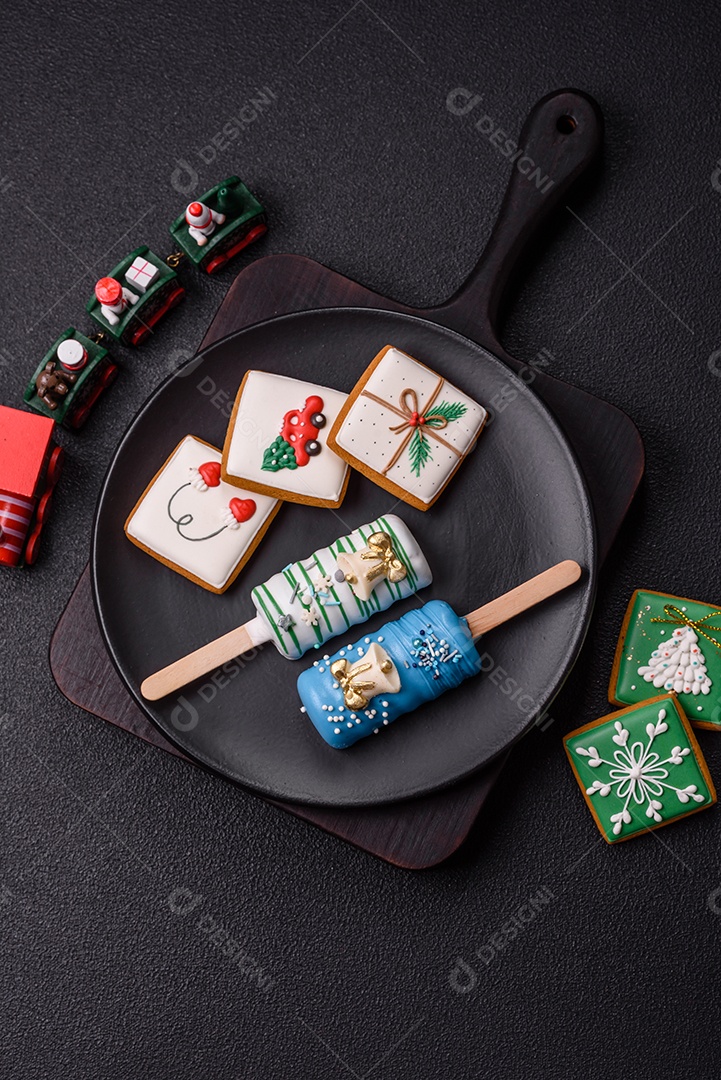 A imagem mostra picolés e biscoitos decorados, que são tipos de doces ou sobremesas