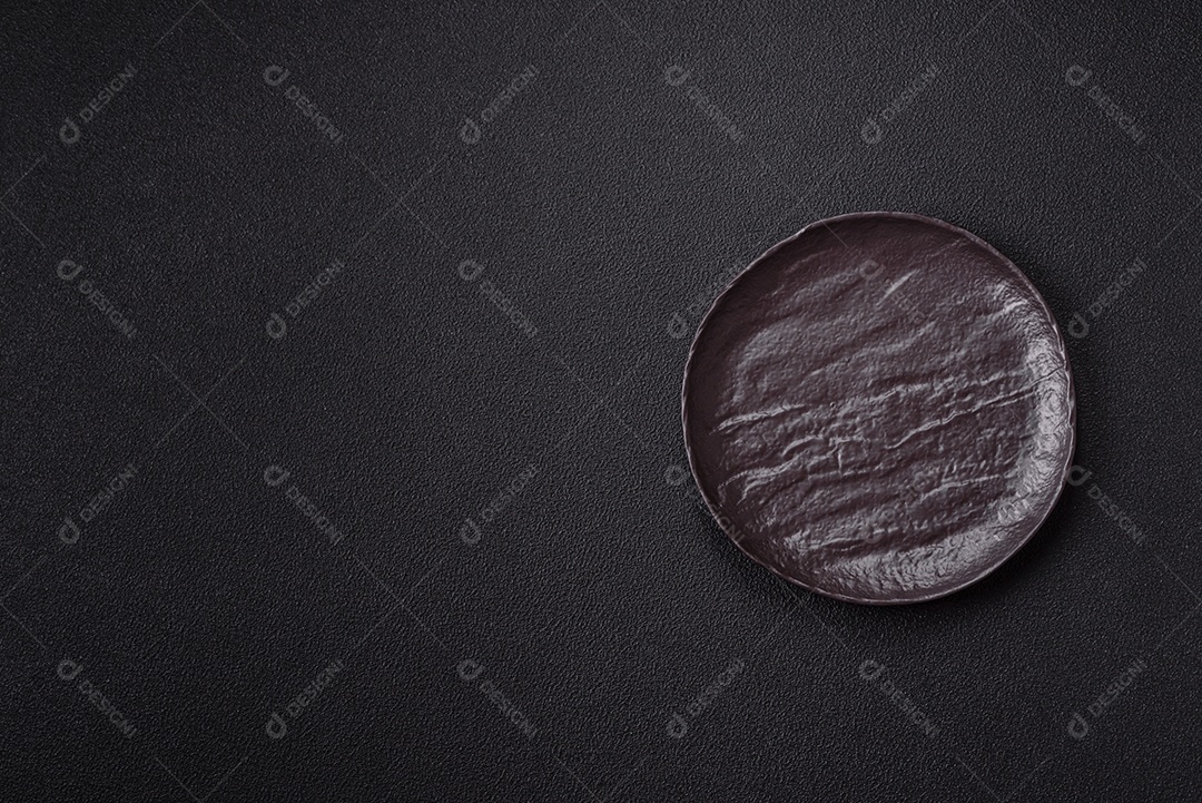 A imagem mostra um prato de servir redondo de cerâmica