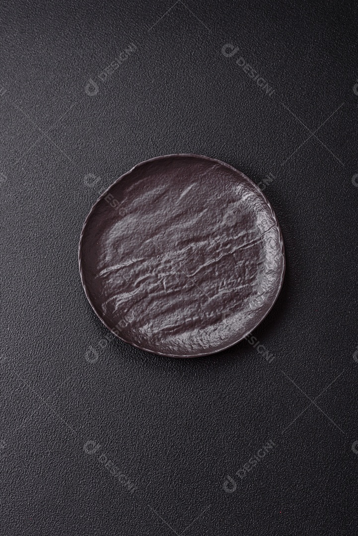 A imagem mostra um prato de servir redondo de cerâmica