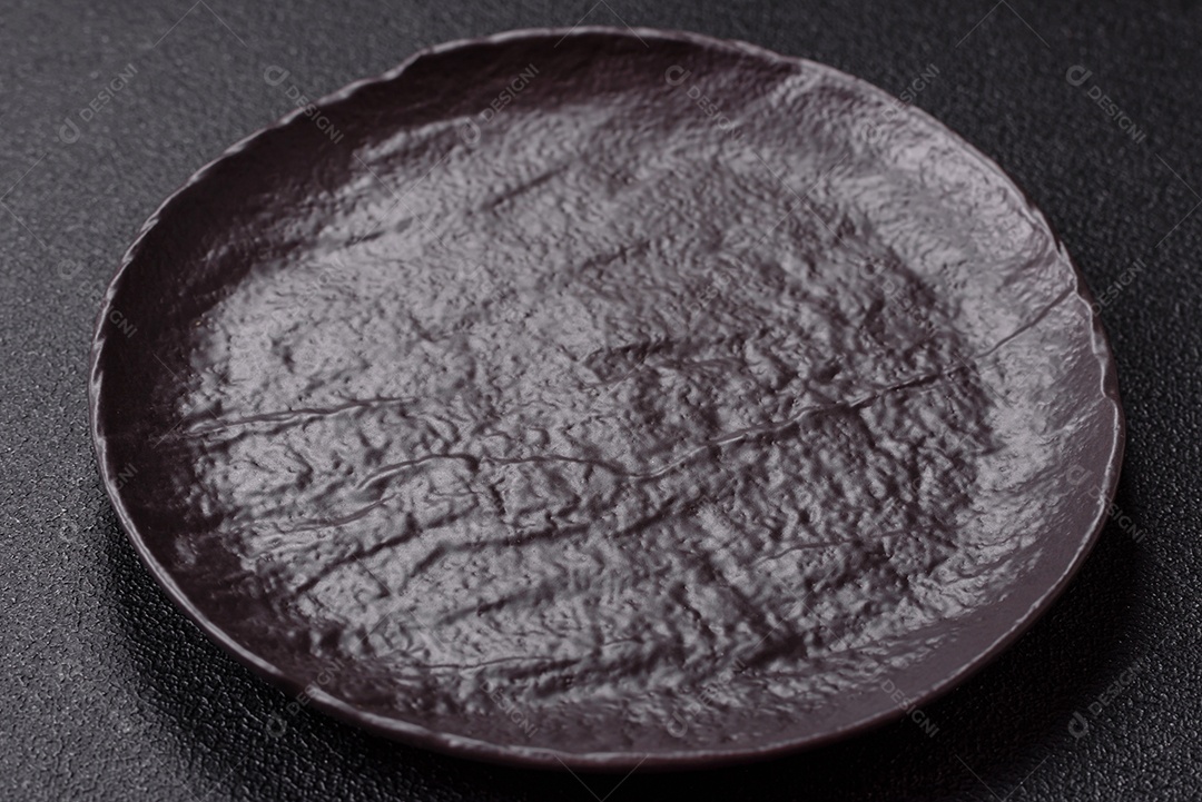 A imagem mostra um prato de servir redondo de cerâmica