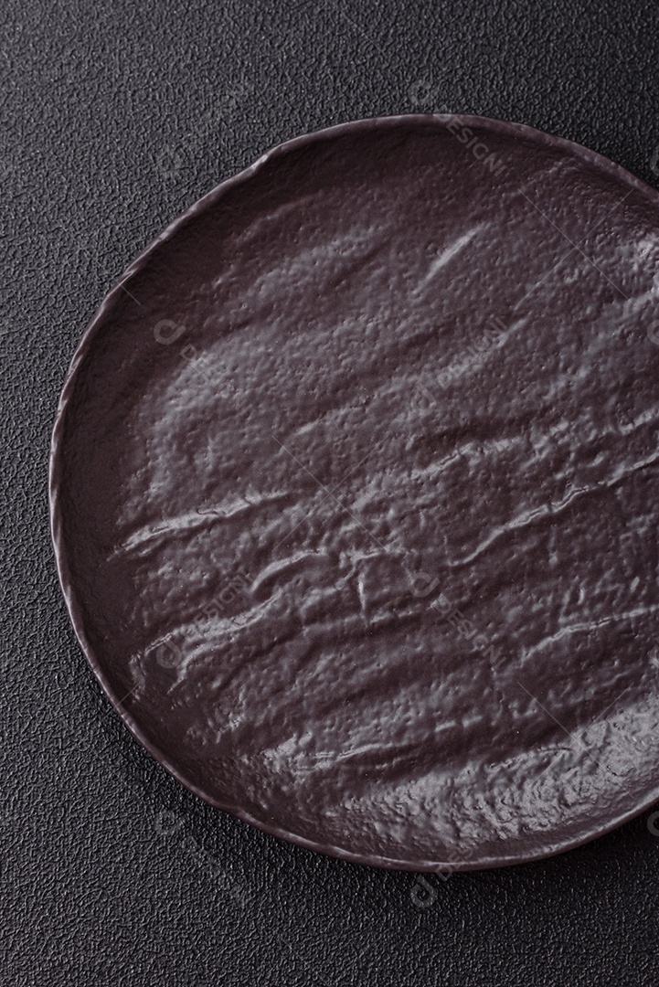 A imagem mostra um prato de servir redondo de cerâmica