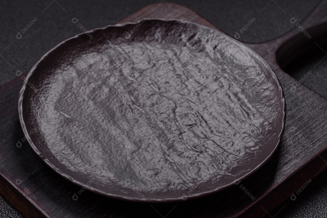 A imagem mostra um prato de servir redondo de cerâmica