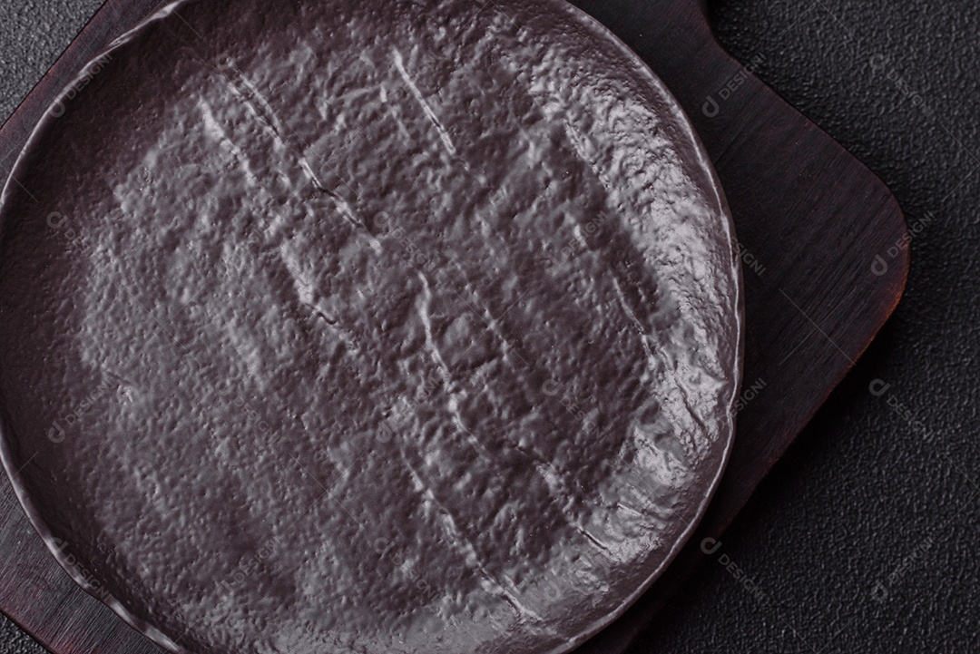 A imagem mostra um prato de servir redondo de cerâmica