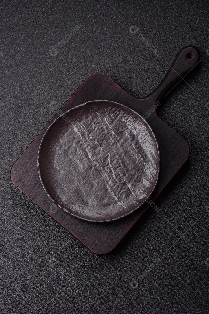 A imagem mostra um prato de servir redondo de cerâmica