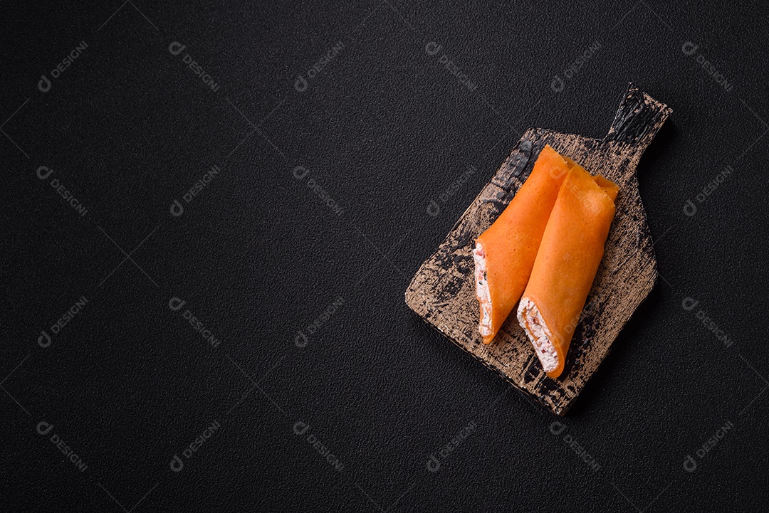 A imagem mostra Tamagoyaki, que é uma omelete japonesa feita com várias camadas de ovos.