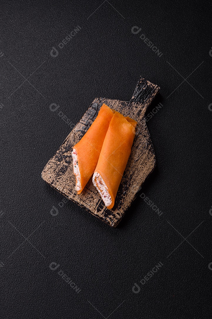 A imagem mostra Tamagoyaki, que é uma omelete japonesa feita com várias camadas de ovos.